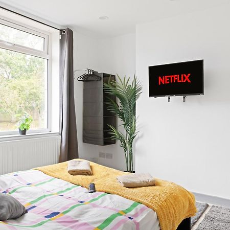 Stanion Luxurious 3 Bedroom Modern House Northamptonshire, Double, Twins, Single, Free Parking, Free Wi-Fi, Pets, Up To 8 Sleeps, 4 Smart Tvs 科比 外观 照片
