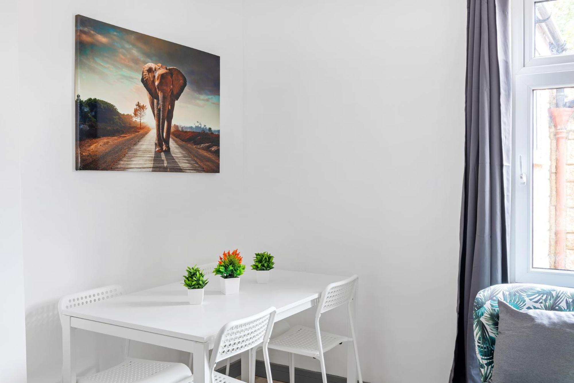Stanion Luxurious 3 Bedroom Modern House Northamptonshire, Double, Twins, Single, Free Parking, Free Wi-Fi, Pets, Up To 8 Sleeps, 4 Smart Tvs 科比 外观 照片