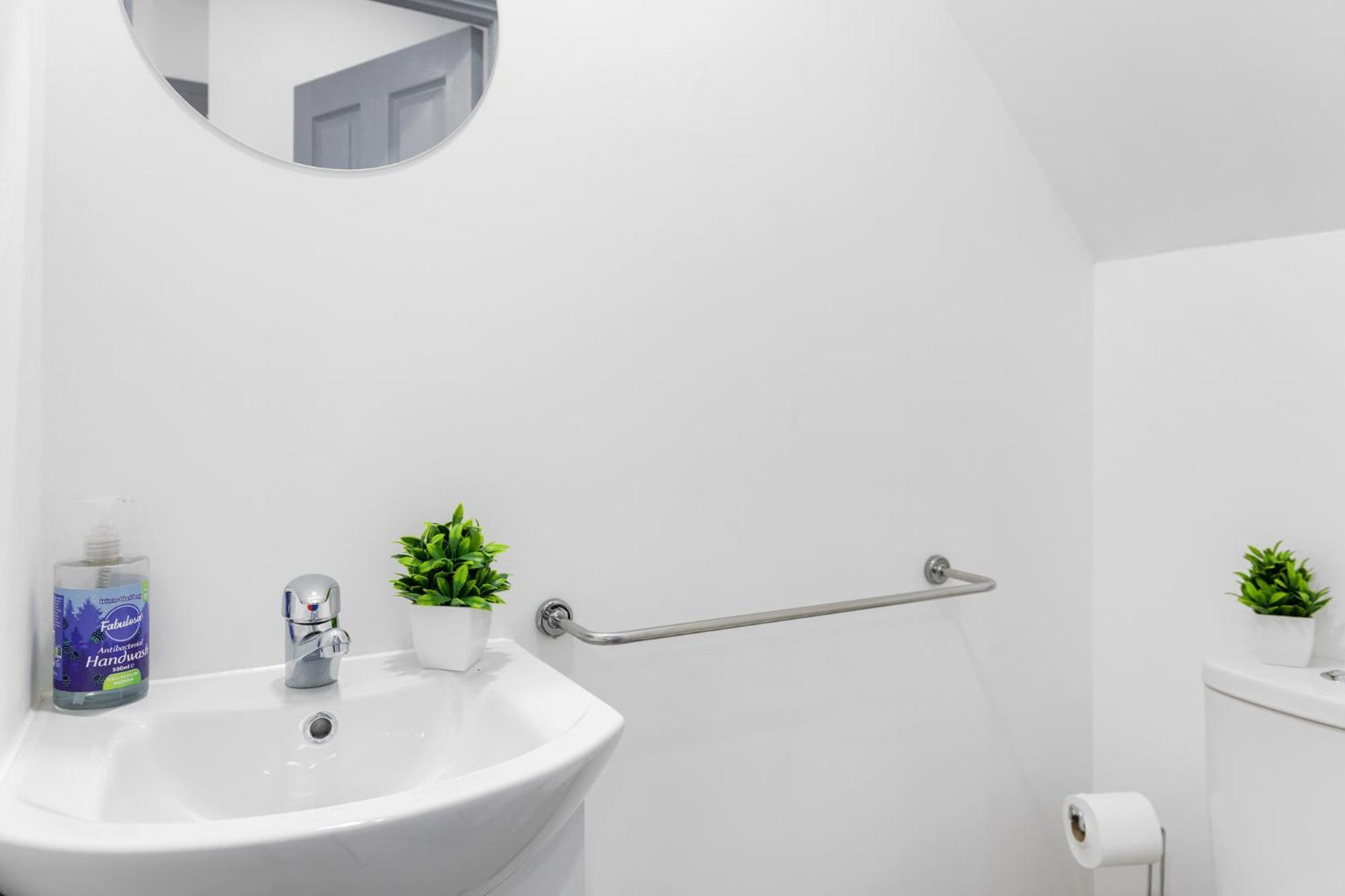Stanion Luxurious 3 Bedroom Modern House Northamptonshire, Double, Twins, Single, Free Parking, Free Wi-Fi, Pets, Up To 8 Sleeps, 4 Smart Tvs 科比 外观 照片